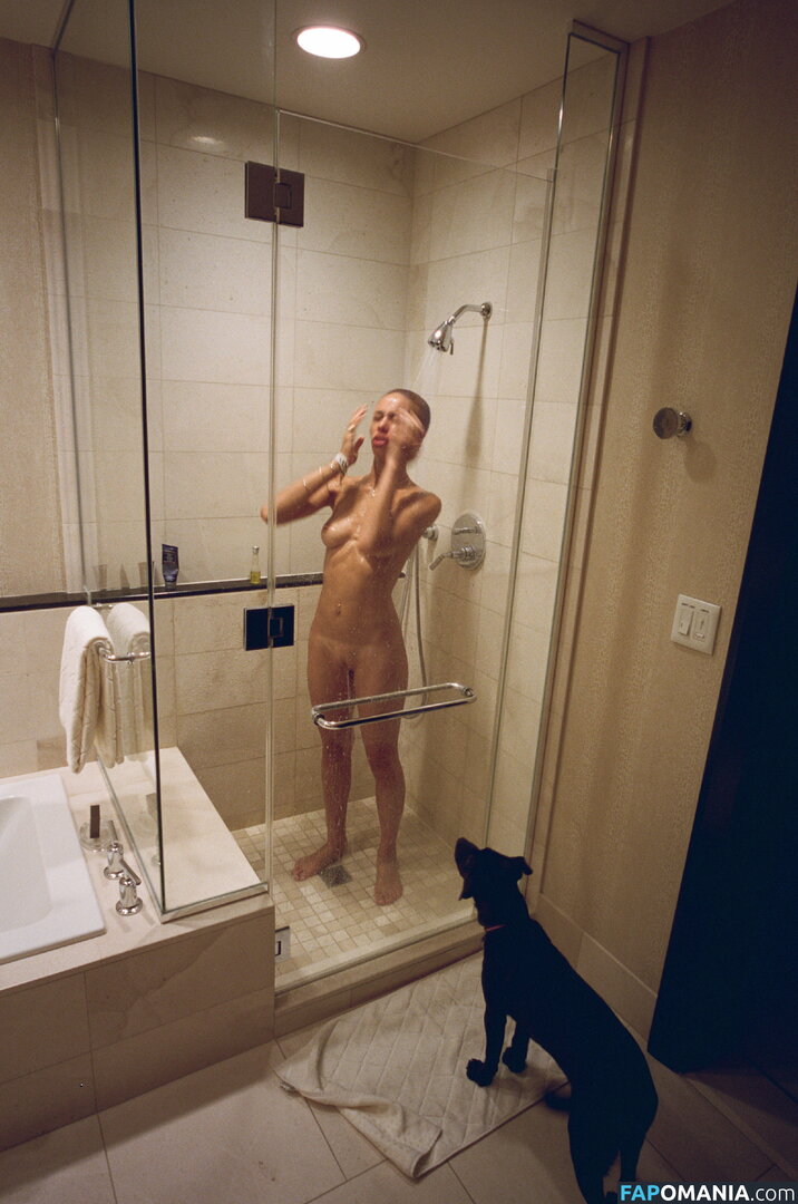 Adwoa Aboah Nudo Foto trapelata #4