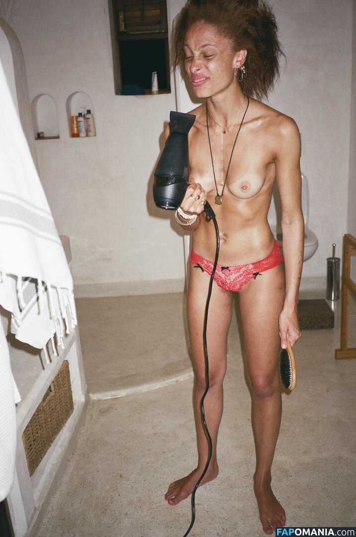 Adwoa Aboah Nudo Foto trapelata #9