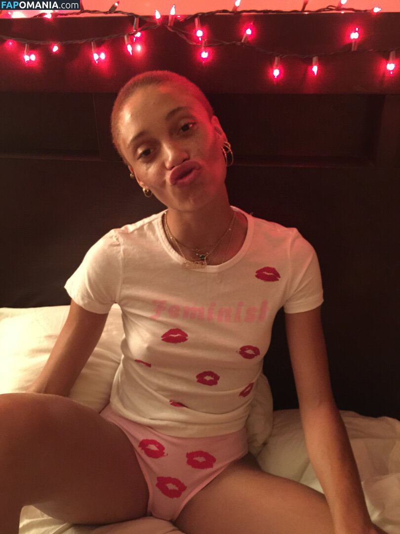 Adwoa Aboah Nudo Foto trapelata #30