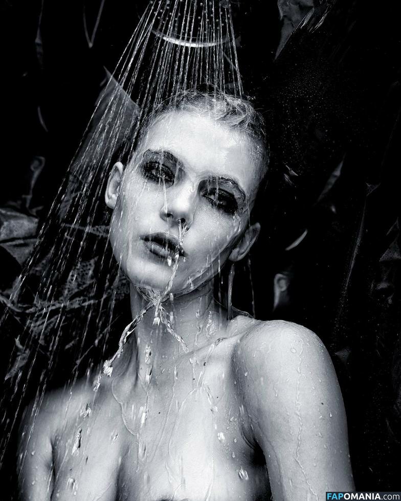 Allegra Carpenter Nudo Foto trapelata #81