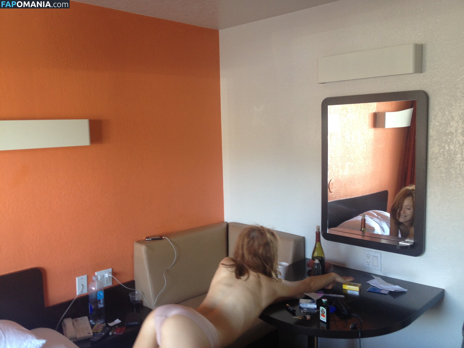 Emily Browning Nudo Foto trapelata #8