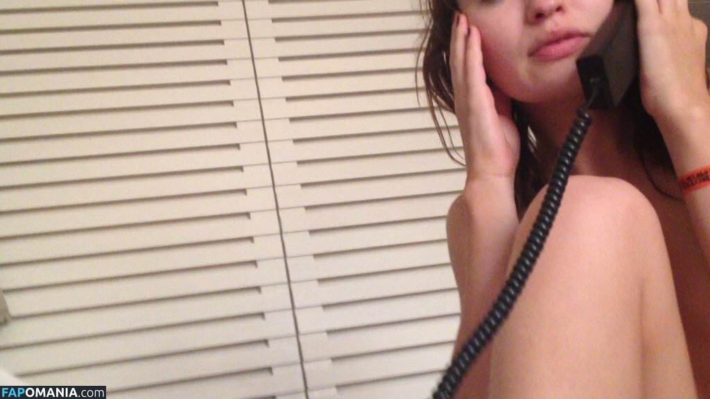 Emily Browning Nudo Foto trapelata #40