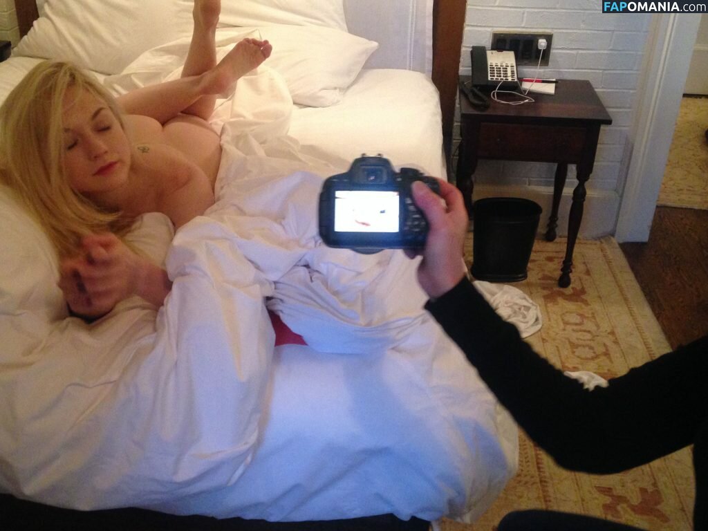 Emily Kinney Nudo Foto trapelata #17