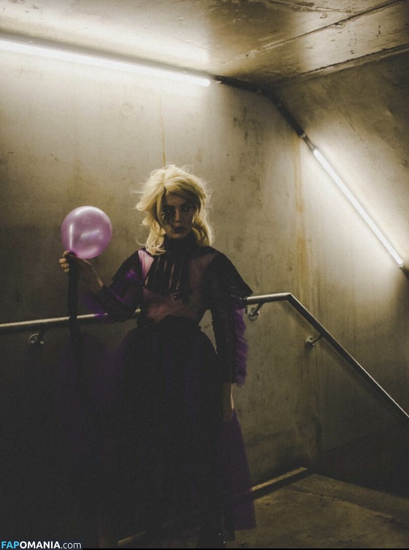 Izzy Phillips Nudo Foto trapelata #16