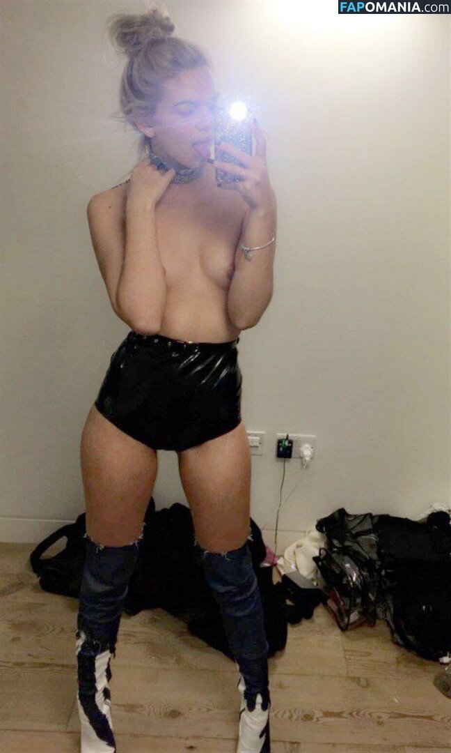 Louisa Johnson Nudo Foto trapelata #44