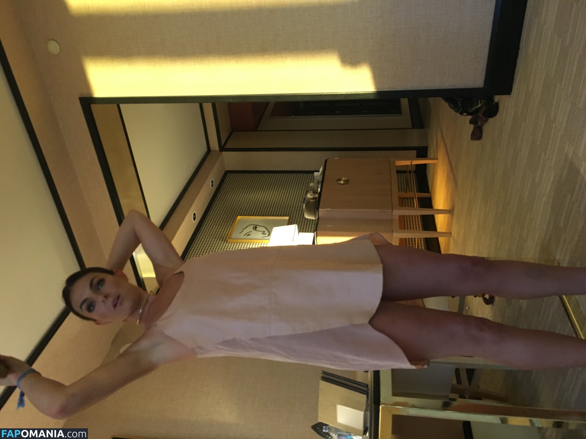 Serinda Swan Nudo Foto trapelata #39