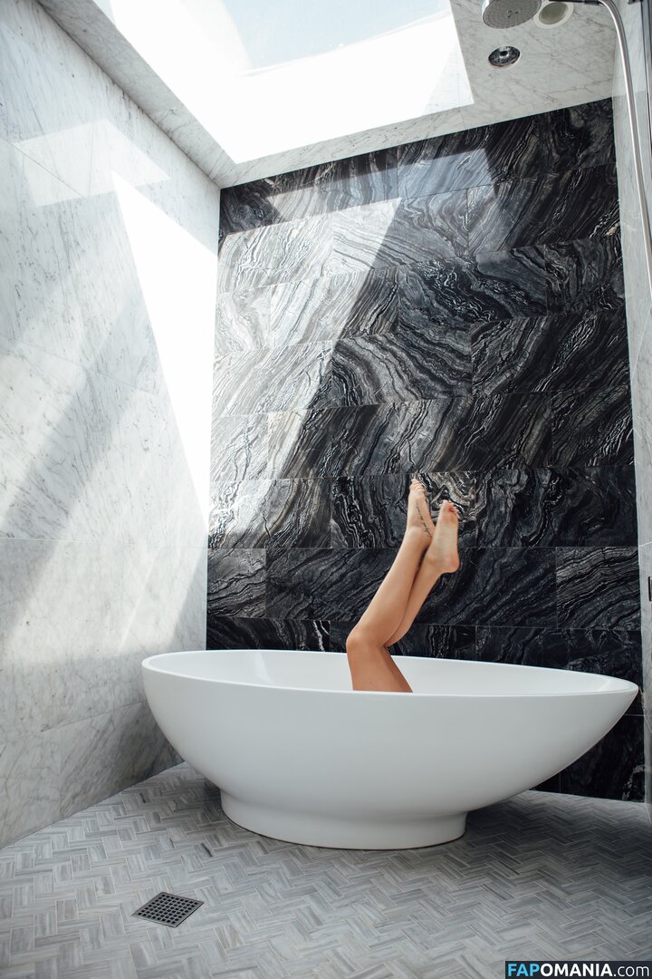 Serinda Swan Nudo Foto trapelata #61