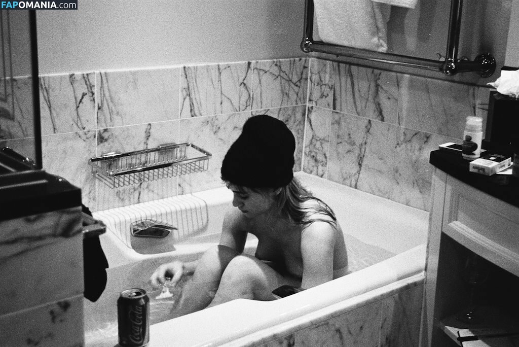 Suki Waterhouse Nudo Foto trapelata #67