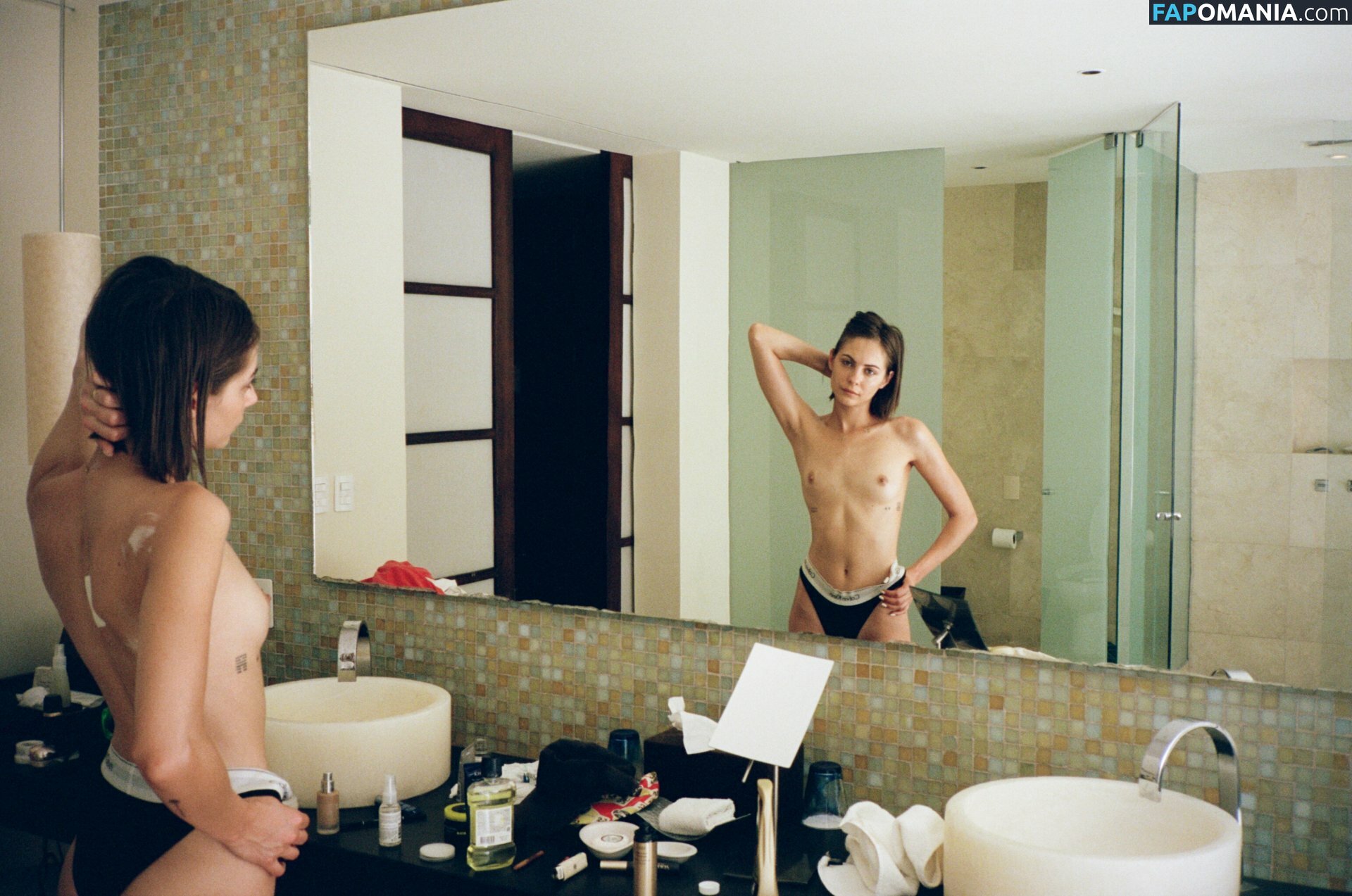 Willa Holland Nudo Foto trapelata #39