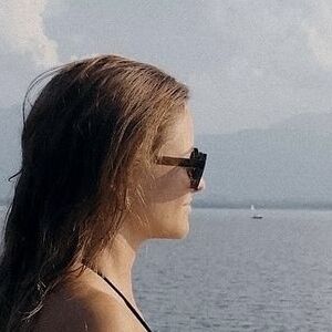 Anna Bauer (annavvba)