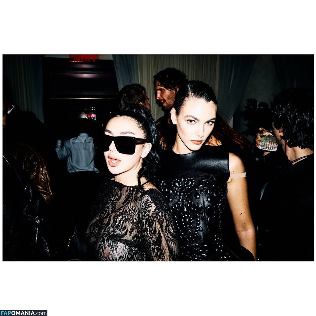 Charli XCX / charli_xcx / charlignarly / charlixcx / https: Nudo OnlyFans  Foto trapelata #1286