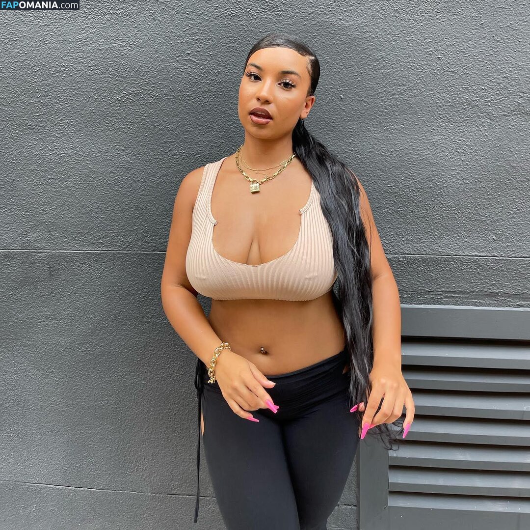 chloecvlogs / chloexchanel / https: Nudo OnlyFans  Foto trapelata #7