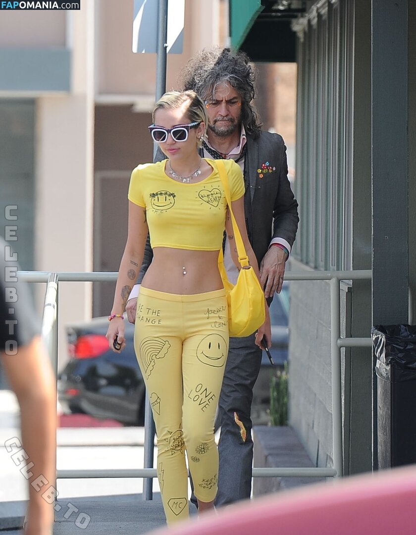 Miley Cyrus / https: / mileycyrus Nudo OnlyFans  Foto trapelata #1