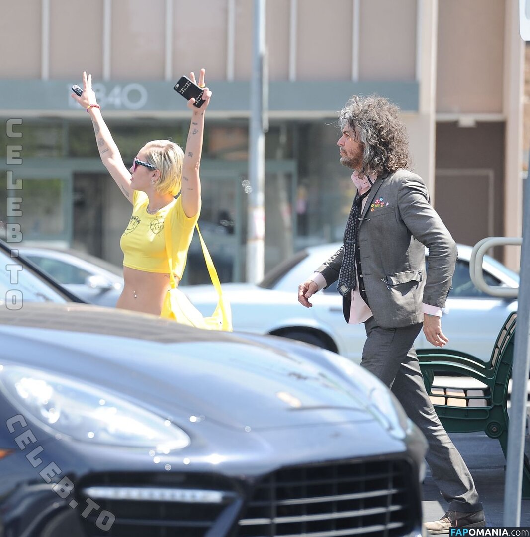 Miley Cyrus / https: / mileycyrus Nudo OnlyFans  Foto trapelata #3