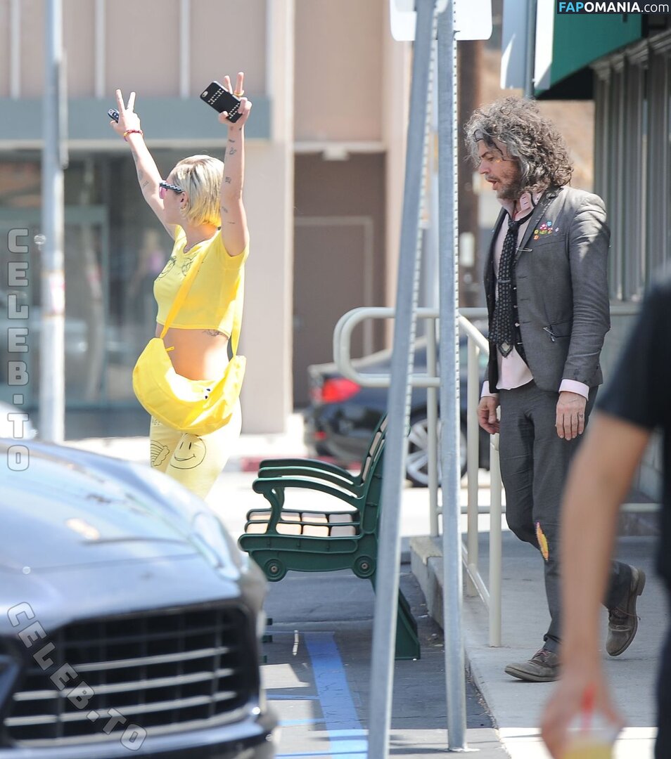 Miley Cyrus / https: / mileycyrus Nudo OnlyFans  Foto trapelata #4
