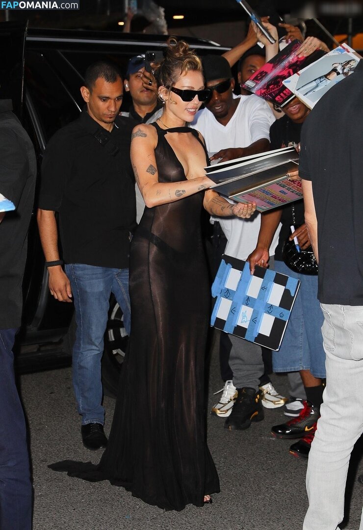 Miley Cyrus / https: / mileycyrus Nudo OnlyFans  Foto trapelata #10