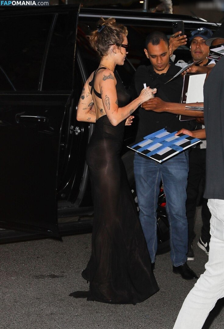 Miley Cyrus / https: / mileycyrus Nudo OnlyFans  Foto trapelata #20