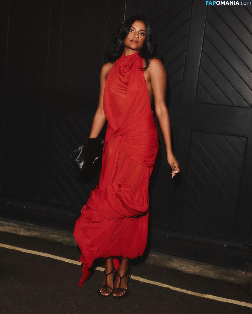 Simone Ashley / simoneashley Nudo OnlyFans  Foto trapelata #1