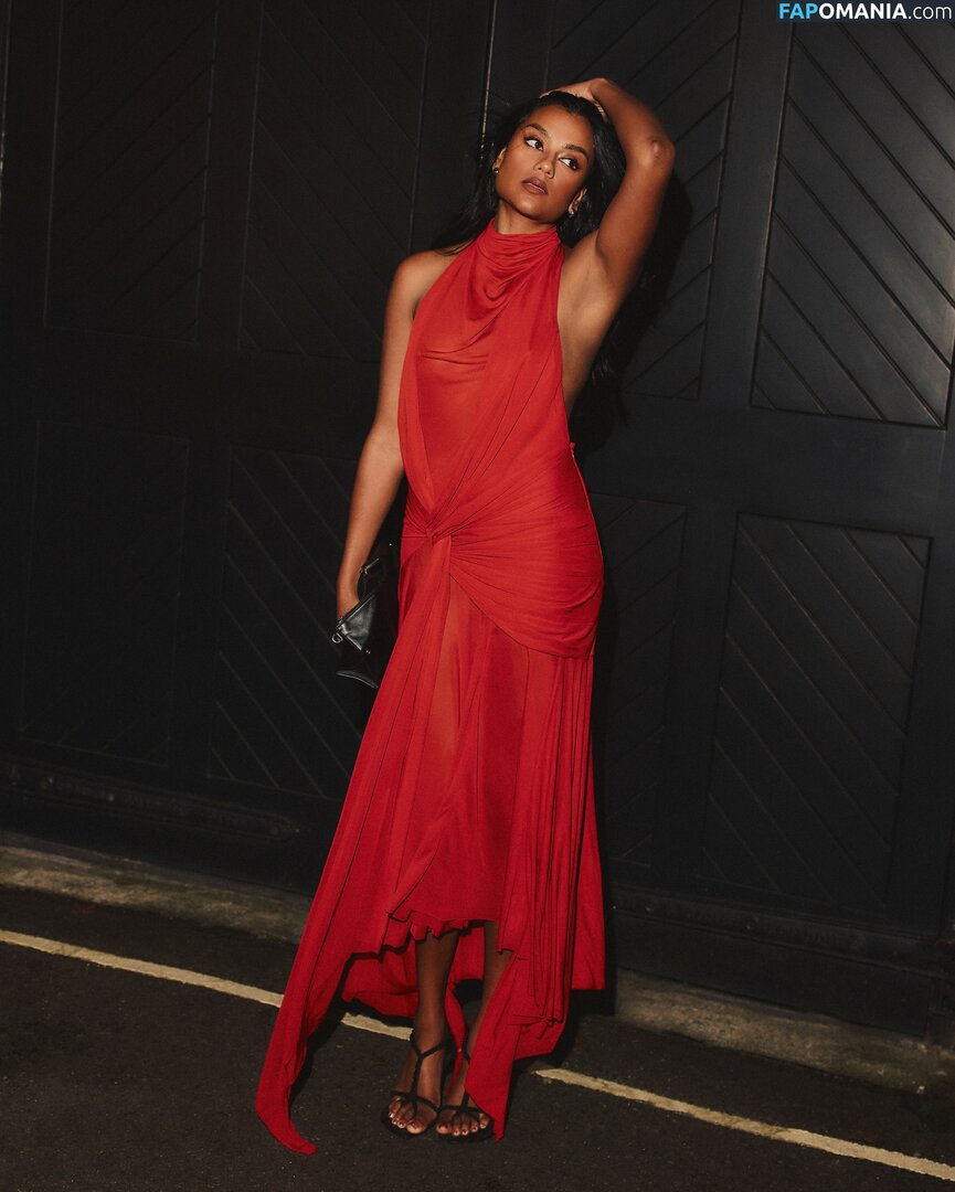 Simone Ashley / simoneashley Nudo OnlyFans  Foto trapelata #6