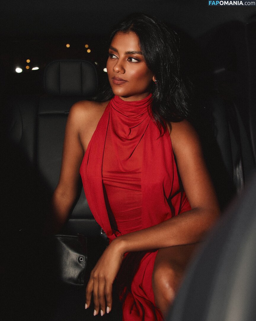 Simone Ashley / simoneashley Nudo OnlyFans  Foto trapelata #7