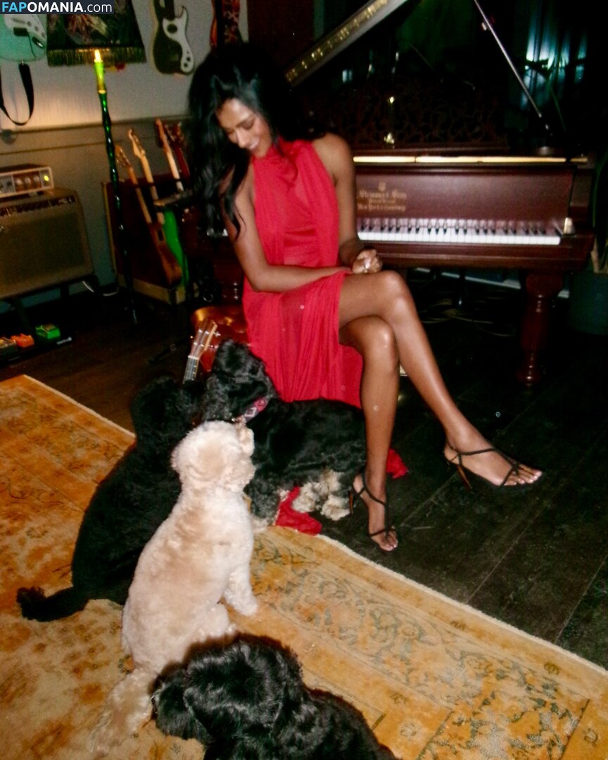 Simone Ashley / simoneashley Nudo OnlyFans  Foto trapelata #8