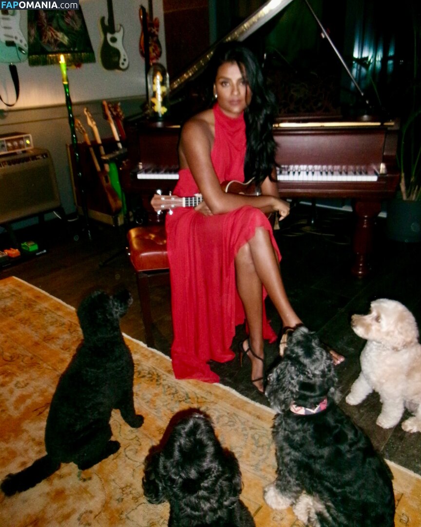 Simone Ashley / simoneashley Nudo OnlyFans  Foto trapelata #9